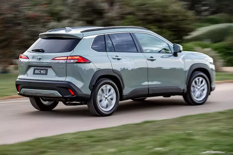 Hiện giá xe Toyota Corolla Cross bán dao động từ 760 - 955 triệu đồng. Cũng theo nguồn tin từ đại lý, Toyota Corolla Cross 2024 tại Việt Nam sẽ được nâng cấp về mặt trang bị. Theo đó, xe sẽ được bổ sung cụm đèn pha/đèn hậu và vành la-zăng mới. Những trang bị mới này giống với Toyota Corolla Cross đang được bán tại thị trường Úc.