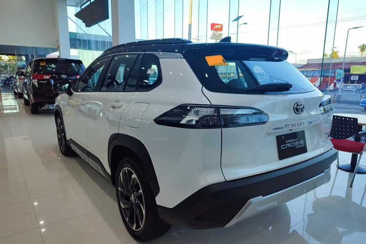 Bản HV dùng hệ truyền động hybrid, bao gồm động cơ xăng 4 xi-lanh, dung tích 1.8L, cho công suất tối đa 97 mã lực và mô-men xoắn cực đại 142 Nm. Đi kèm với động cơ này là hộp số e-CVT và mô-tơ điện có công suất tối đa 72 mã lực cùng mô-men xoắn cực đại 163 Nm.