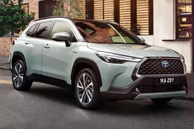 Theo nhân viên tư vấn bán hàng tại đại lý, Toyota Corolla Cross 2024 về Việt Nam sẽ bị cắt bỏ bản G tiêu chuẩn, chỉ giữ lại 2 bản V và HV. Sự thay đổi này sẽ khiến mẫu SUV cỡ B+ nhà Toyota có giá khởi điểm cao hơn trước đồng thời tạo khoảng cách rõ ràng hơn với người anh em Yaris Cross.