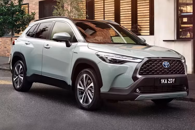 Theo nhân viên tư vấn bán hàng tại đại lý, Toyota Corolla Cross 2024 về Việt Nam sẽ bị cắt bỏ bản G tiêu chuẩn, chỉ giữ lại 2 bản V và HV. Sự thay đổi này sẽ khiến mẫu SUV cỡ B+ nhà Toyota có giá khởi điểm cao hơn trước đồng thời tạo khoảng cách rõ ràng hơn với người anh em Yaris Cross.