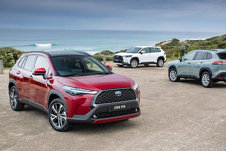 Kết thúc năm 2023, Toyota Corolla Cross cán đích với doanh số 10.485 xe, giảm đến 51,1% so với năm 2022. Chẳng những đánh mất vị thế xe gầm cao bán chạy nhất thị trường vào tay Mazda CX-5, Toyota Corolla Cross còn phải nhường ngôi vương trong phân khúc SUV hạng B cho Hyundai Creta.