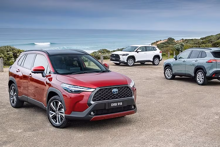 Kết thúc năm 2023, Toyota Corolla Cross cán đích với doanh số 10.485 xe, giảm đến 51,1% so với năm 2022. Chẳng những đánh mất vị thế xe gầm cao bán chạy nhất thị trường vào tay Mazda CX-5, Toyota Corolla Cross còn phải nhường ngôi vương trong phân khúc SUV hạng B cho Hyundai Creta.