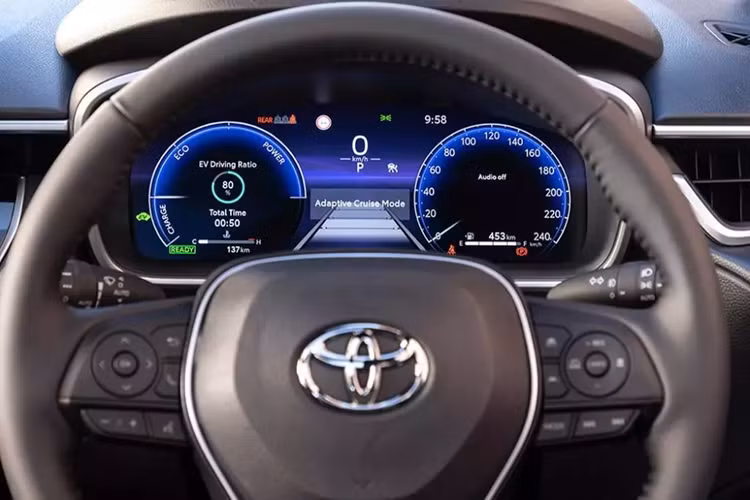 Cụ thể hơn, đèn pha và đèn hậu của Toyota Corolla Cross 2024 vẫn giữ nguyên thiết kế tổng thể như cũ nhưng tạo hình bên trong đã thay đổi. Cụm đèn pha mới sẽ được chia thành 2 tầng bởi dải đèn LED định vị ban ngày, tạo cảm giác hiện đại hơn. Tiếp theo đó là vành la-zăng với đường kính 18 inch như cũ nhưng được thiết kế đa chấu và phay xước 2 màu ấn tượng hơn.