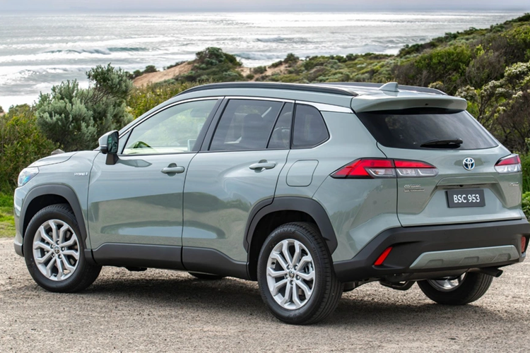 Với bản nâng cấp, Toyota Corolla Cross có thể sẽ cải thiện được sức bán. Trong nửa cuối năm 2023, mẫu xe này đã tuột dốc không phanh và liên tục bán kém 2 đối thủ Hàn Quốc là Kia Seltos cũng như Hyundai Creta.