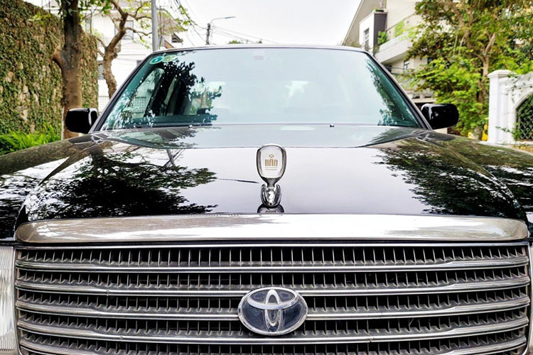 Ở đời này, chiếc xe Toyota Crown có ngoại hình được làm mới với kiểu dáng hình hộp hơn thế hệ trước, xe chỉ được chế tạo dưới dạng sedan và mui cứng (cửa sổ không khung). Đây là chiếc Toyota Crown đầu tiên không được chế tạo bằng cách sử dụng kết cấu thân trên khung, áp dụng cấu trúc nguyên khối được giới thiệu với Majesta 140-series. Chiếc xe vẫn giữ khung gầm S130 cũ cho đến năm 1999.