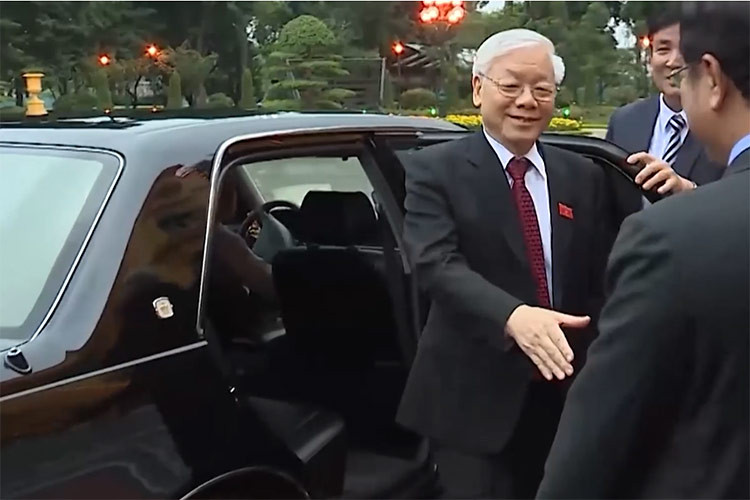 Chiếc xe Toyota Crown 1998 mang biển số 80B-2089 luôn đồng hành cùng Tổng bí thư Nguyễn Phú Trọng trong các chuyến công tác.