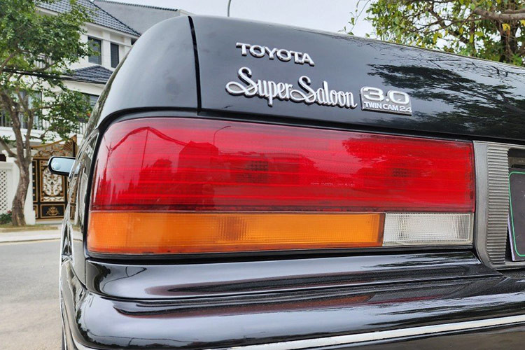 Chiếc xe Toyota Crown sau nhiều năm sử dụng đã nhuốm màu thời gian.