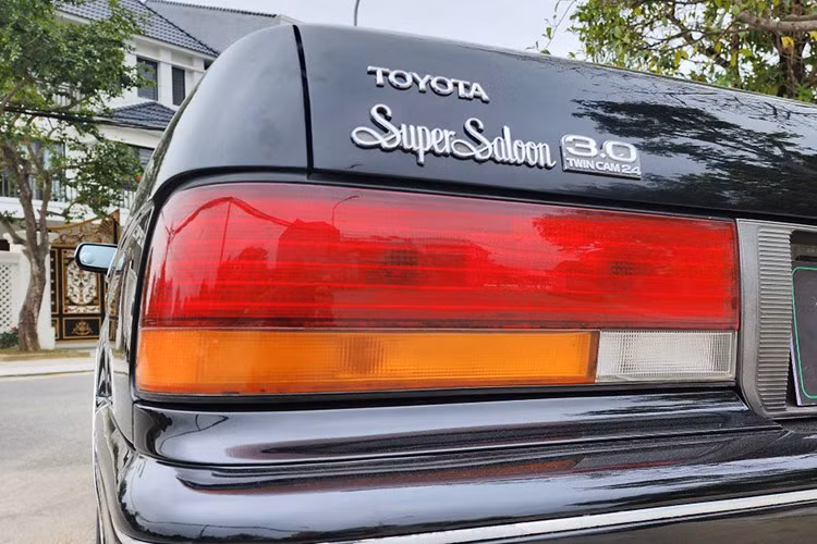 Chiếc xe Toyota Crown sau nhiều năm sử dụng đã nhuốm màu thời gian.