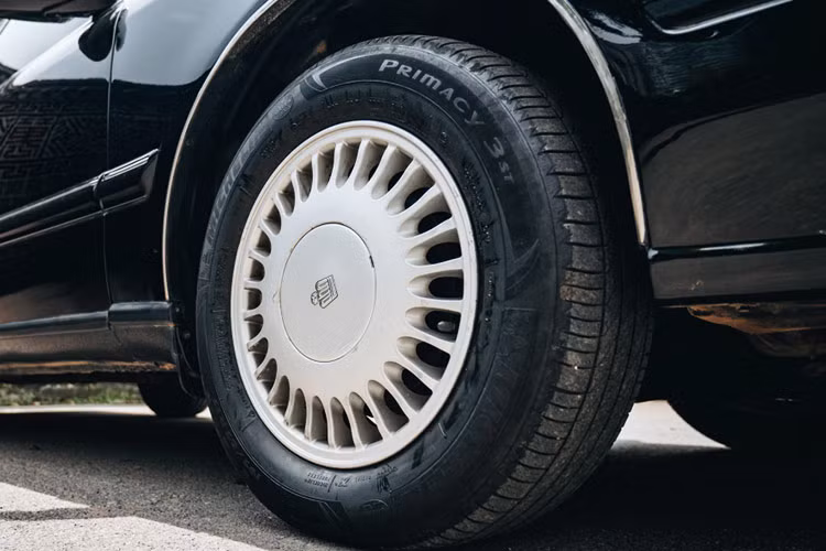 Bên sườn xe, Toyota Crown trông thanh lịch hơn với thiết kế vuông vức, xe có điểm nhấn là bộ mâm đa chấu kép sơn bạc sáng bóng.