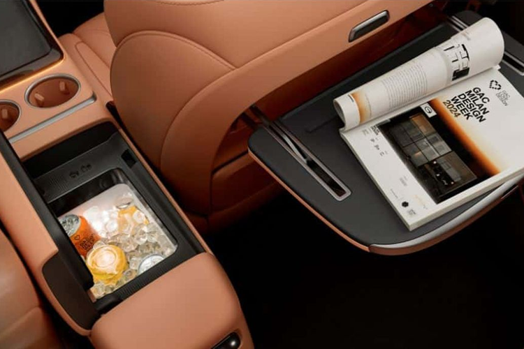 Chưa hết, thế hệ mới của GAC Aion V còn được trang bị vành xe mới với các nan hình cánh hoa độc đáo, bao bởi bộ lốp từ Maxxis Victra Sport 5 series, có thông số kỹ thuật 225/45 R19.