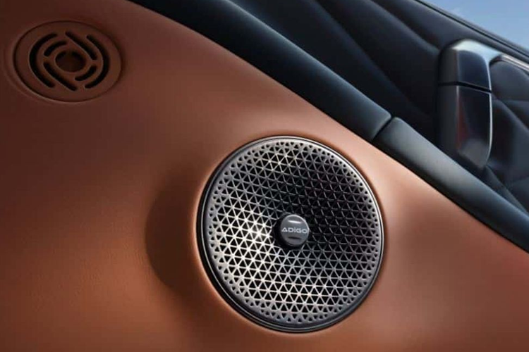 Như vậy, GAC Aion V thế hệ thứ hai nhỏ hơn ở mọi kích thước. Thể tích cốp xe tiêu chuẩn là 427 L, có thể mở rộng lên tới 987 L sau khi hàng ghế sau được gập xuống.