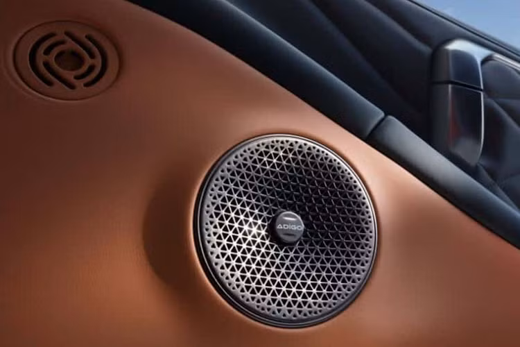 Như vậy, GAC Aion V thế hệ thứ hai nhỏ hơn ở mọi kích thước. Thể tích cốp xe tiêu chuẩn là 427 L, có thể mở rộng lên tới 987 L sau khi hàng ghế sau được gập xuống.