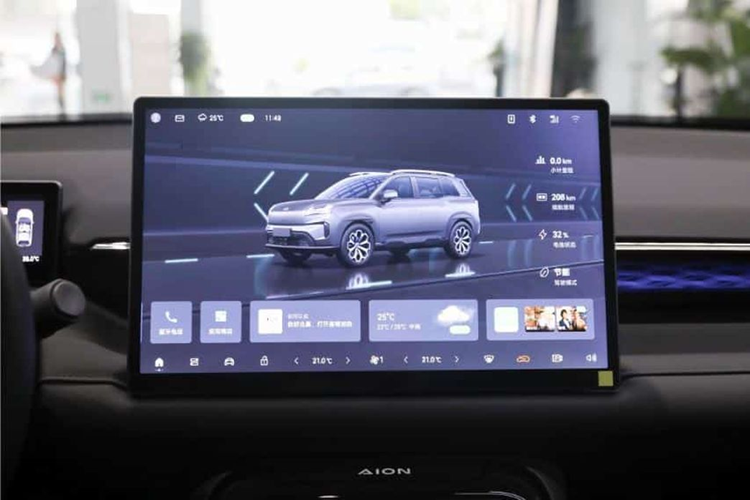 Bước sang thế hệ mới, GAC Aion V được áp dụng ngôn ngữ thiết kế mới với kiểu dáng bên ngoài được lấy cảm hứng từ Tyrannosaurus Rex – “khủng long bạo chúa”, GAC Aion tuyên bố. Cụm đèn pha phía trước tạo hình chữ nhật với chữ “H” bên trong, tượng trưng cho móng vuốt của khủng long.