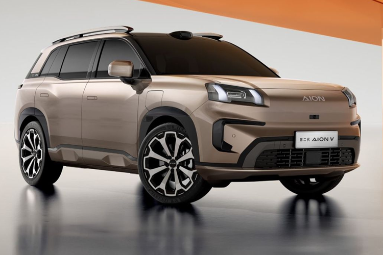 Mới đây, GAC Aion vừa cho ra mắt thế hệ thứ hai của mẫu SUV thuần điện Aion V tại thị trường Trung Quốc. Mẫu xe SUV điện GAC Aion V 2025 mới này được xem là thế nhệ thứ hai, sau chiếc đầu tiên được ra mắt vào năm 2023.