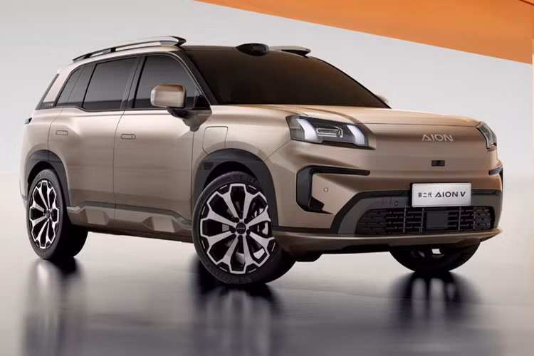 Mới đây, GAC Aion vừa cho ra mắt thế hệ thứ hai của mẫu SUV thuần điện Aion V tại thị trường Trung Quốc. Mẫu xe SUV điện GAC Aion V 2025 mới này được xem là thế nhệ thứ hai, sau chiếc đầu tiên được ra mắt vào năm 2023.