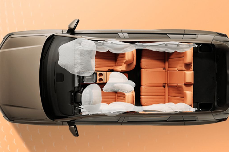 Dưới bảng điều khiển trung tâm có một hộc chứa đồ dung tích 6.6L có khả năng làm nóng/mát và đông lạnh với nhiệt độ thấp nhất có thể đạt -15°C và nhiệt độ làm nóng có thể đạt 50°C. Cuối cùng, xe còn được trang bị hệ thống âm thanh cao cấp của Bỉ với loa siêu trầm đường kính 8 inch.