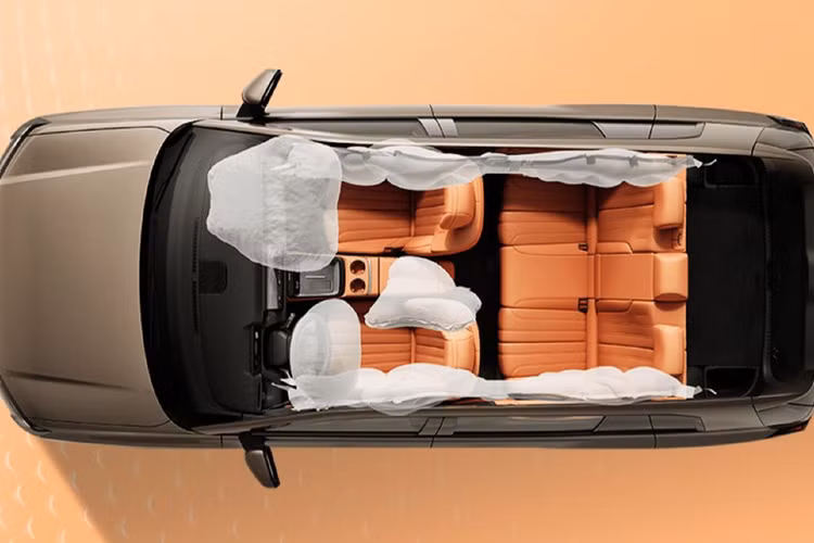 Dưới bảng điều khiển trung tâm có một hộc chứa đồ dung tích 6.6L có khả năng làm nóng/mát và đông lạnh với nhiệt độ thấp nhất có thể đạt -15°C và nhiệt độ làm nóng có thể đạt 50°C. Cuối cùng, xe còn được trang bị hệ thống âm thanh cao cấp của Bỉ với loa siêu trầm đường kính 8 inch.