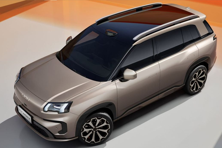 Theo GAC Aion, chỉ trong vòng 1 giờ 20 phút kể từ khi ra mắt, Aion V mới đã nhận được hơn 10.000 đơn đặt hàng. GAC Aion V thế hệ thứ hai được xây dựng dựa trên nền tảng xe điện AEP của thương hiệu và được định vị là mẫu "SUV sở hữu công nghệ lái thông minh cốt lõi”.