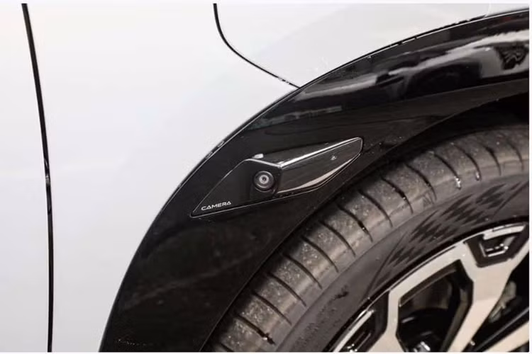 Trên phiên bản cao cấp 650 Lidar được bổ sung thêm lidar trên nóc xe cũng như năm radar sóng milimet, 11 camera và 12 radar siêu âm để hỗ trợ hệ thống hỗ trợ lái xe thông minh ADiGO Pilot, được cung cấp năng lượng bởi chip NVIDIA Orin-X.