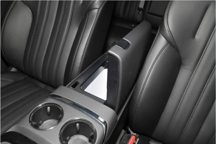 Bên trong cabin, GAC Aion V có thiết kế tiêu chuẩn với năm chỗ ngồi. Không gian nội thất vẫn được bố trí tương tự như thế hệ trước, nhưng đã được giản lược các nút bấm vật lý. Mẫu SUV thuần điện này được trang bị màn hình điều khiển trung tâm kích thước 14,6 inch và bảng điều khiển LCD (kích thước chưa được công bố).