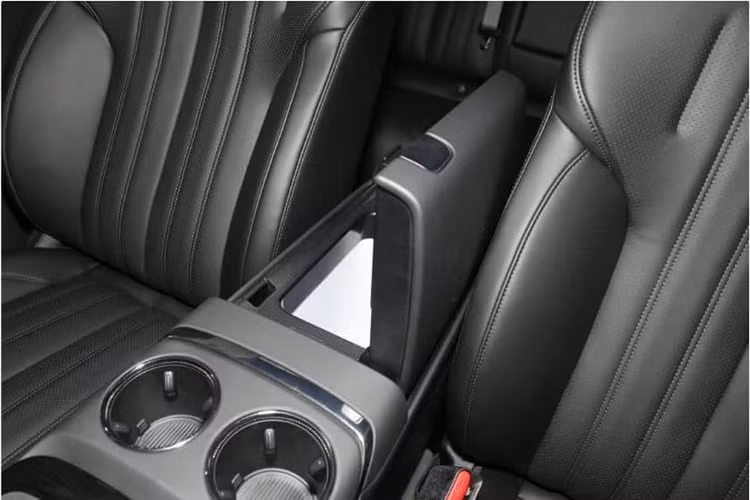 Bên trong cabin, GAC Aion V có thiết kế tiêu chuẩn với năm chỗ ngồi. Không gian nội thất vẫn được bố trí tương tự như thế hệ trước, nhưng đã được giản lược các nút bấm vật lý. Mẫu SUV thuần điện này được trang bị màn hình điều khiển trung tâm kích thước 14,6 inch và bảng điều khiển LCD (kích thước chưa được công bố).