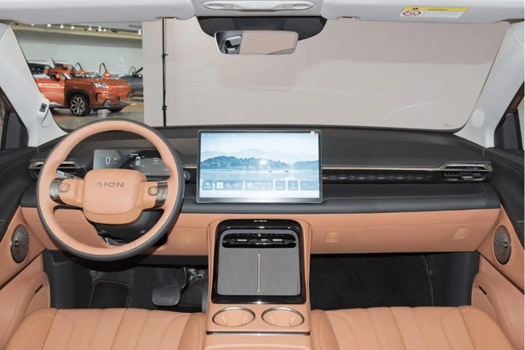 Xe có kích thước chiều dài x rộng x cao lần lượt là 4.605 x 1.854 x 1.876 (1660 (1686) mm và chiều dài cơ sở là 2.775 mm. Để so sánh, Aion V Plus thế hệ đầu tiên có kích thước chiều dài x rộng x cao lần lượt tương ứng 4.650 x 1.920 x 1.720 mm với chiều dài cơ sở là 2.830 mm.