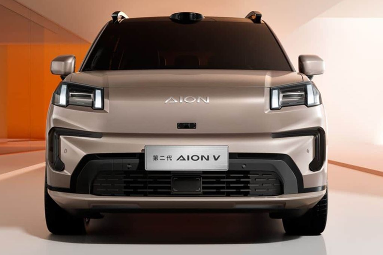 Mức giá xe GAC Aion V 2025 từ 129.800 - 189.800 NDT (tương đương 17.800 - 26.000 USD) (khoảng 452 - 662 triệu đồng), rẻ hơn phiên bản cũ từ 20.000 - 50.000 NDT (tương đương 2.750 - 6.900 USD) (khoảng 70 - 174 triệu đồng). Xe có tổng cộng 7 phiên bản cho khách hàng lựa chọn.