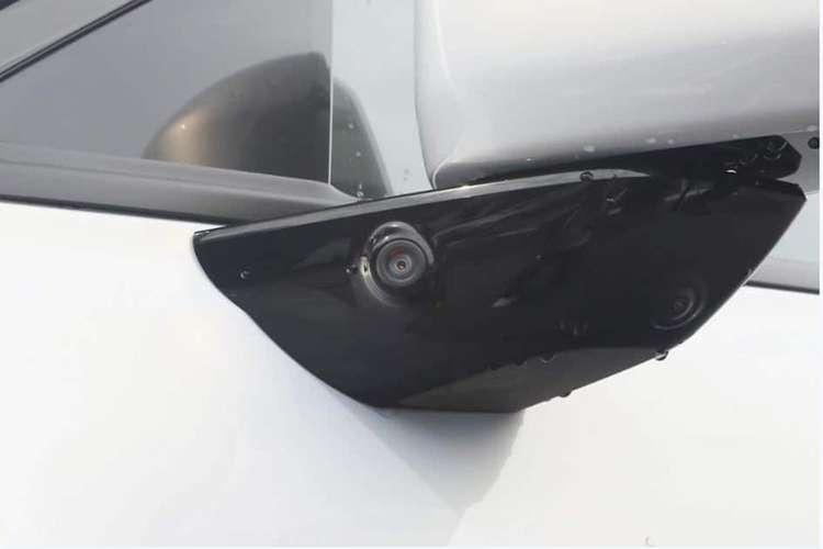 Ngoài ra, các chi tiết như tay nắm cửa và cửa gió điều hòa còn được làm bằng kim loại, mang đến cảm giác cao cấp, sang trọng cho không gian nội thất. Aion V thế hệ mới cũng có hai khay sạc không dây cho điện thoại và dải đèn xung quanh trên bảng điều khiển trung tâm.