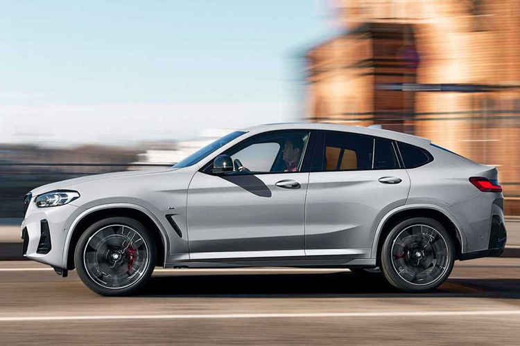 Nếu cần một chiếc xe nằm giữa X2 và X6, người dùng buộc phải hy sinh kiểu dáng SUV coupe và chọn X3. Không giống như X2 với nền tảng dẫn động cầu trước và động cơ 4 xi-lanh, X3 - sản phẩm bán chạy nhất của BMW vào năm 2023 tiếp tục với nền tảng RWD và động cơ 6 xi-lanh trên M50 mới.