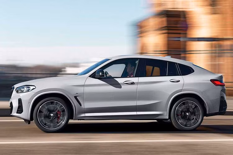 Nếu cần một chiếc xe nằm giữa X2 và X6, người dùng buộc phải hy sinh kiểu dáng SUV coupe và chọn X3. Không giống như X2 với nền tảng dẫn động cầu trước và động cơ 4 xi-lanh, X3 - sản phẩm bán chạy nhất của BMW vào năm 2023 tiếp tục với nền tảng RWD và động cơ 6 xi-lanh trên M50 mới.