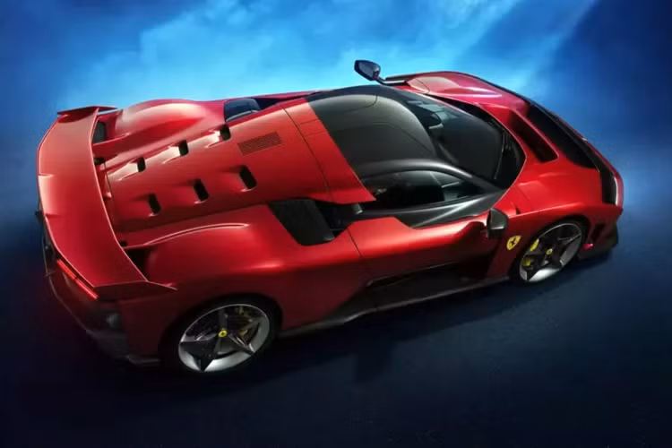 Bổ sung cho động cơ này là ba động cơ điện, tạo ra tổng công suất 1.184 mã lực. Đây là một con số lớn hơn nhiều so với 950 mã lực của LaFerrari nhưng vẫn chưa bằng 1.258 mã lực của McLaren W1 mới, dù vậy, lái các xe Ferrari và sưu tập chúng là điều mà các triệu phú đều thèm muốn, nhất là những khách giàu có nhưng không thuộc diện ưu tiên.