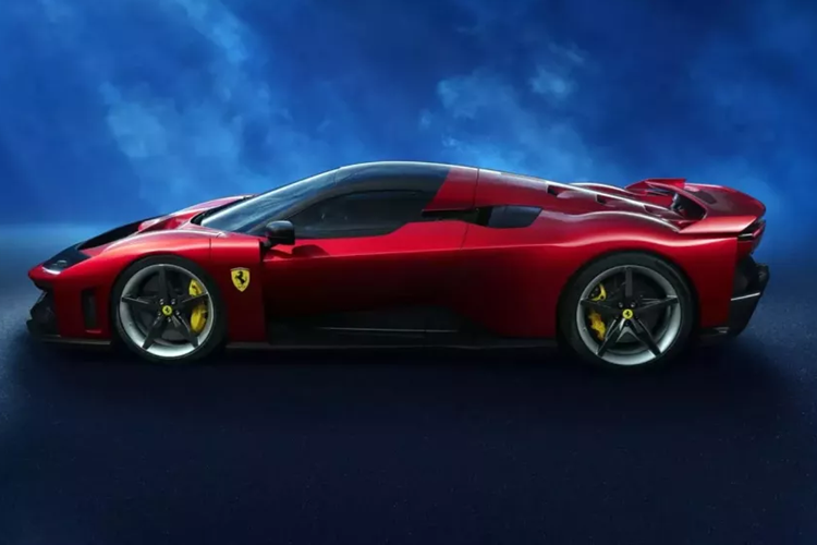 Về mặt hiệu suất, Ferrari F80 hoàn toàn mới cho cảm giác như một bước tiến vượt trội so với LaFerrari, mặc dù nó không còn động cơ V12 hút khí tự nhiên gào thét nữa. Thay vào đó, Ferrari đã trang bị cho nó động cơ V6 tăng áp kép 3.0 lít liên quan đến động cơ của 296 GTB và 499P từng giành chiến thắng tại Le Mans.