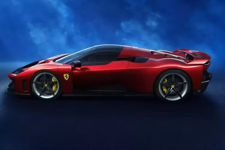 Về mặt hiệu suất, Ferrari F80 hoàn toàn mới cho cảm giác như một bước tiến vượt trội so với LaFerrari, mặc dù nó không còn động cơ V12 hút khí tự nhiên gào thét nữa. Thay vào đó, Ferrari đã trang bị cho nó động cơ V6 tăng áp kép 3.0 lít liên quan đến động cơ của 296 GTB và 499P từng giành chiến thắng tại Le Mans.