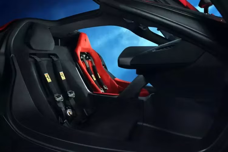 Khách hàng cũng có thể lựa chọn số riêng của mình được gắn vào cửa hoặc mui xe. Giống như 12Cilindri, tất cả các mẫu F80 đều có một dải đen bóng nối đèn pha nhưng nếu bạn muốn thấy tùy chọn có cùng màu thân xe, hãy mạnh dạn yêu cầu hãng.