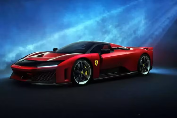 Có năm cấu hình nội thất khác nhau, chủ yếu là Alcantara và bề mặt sợi carbon lộ ra. Vì F80 được tiếp thị là '1+1', nên chỉ có thể thay đổi màu ghế lái, nghĩa là ghế hành khách chỉ có thể được bọc bằng Alcantara đen đơn giản.