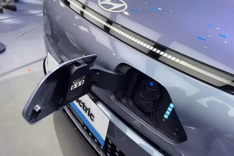 Điểm khác biệt lớn nhất của Kona Electric so với các phiên bản còn lại của dòng Hyundai Kona mới đương nhiên là động cơ. Theo đó, xe được trang bị mô-tơ điện có công suất tối đa khoảng 204 mã lực. Ngoài ra, xe còn sở hữu cụm pin có dung lượng 64,8 kWh, mang đến phạm vi di chuyển khoảng 410 km.
