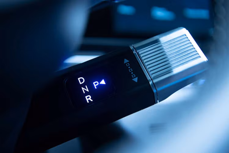 Ngoài ra, Hyundai Kona Electric 2024 còn có màn hình hiển thị thông tin kính lái HUD 12 inch, hệ thống âm thanh Bose, cập nhật phần mềm qua WiFi, tự động thanh toán khi qua trạm thu phí, cổng sạc tích hợp đèn và chống đóng băng vào mùa đông, có thể phát huy tác dụng ở nhiệt độ -30°C.