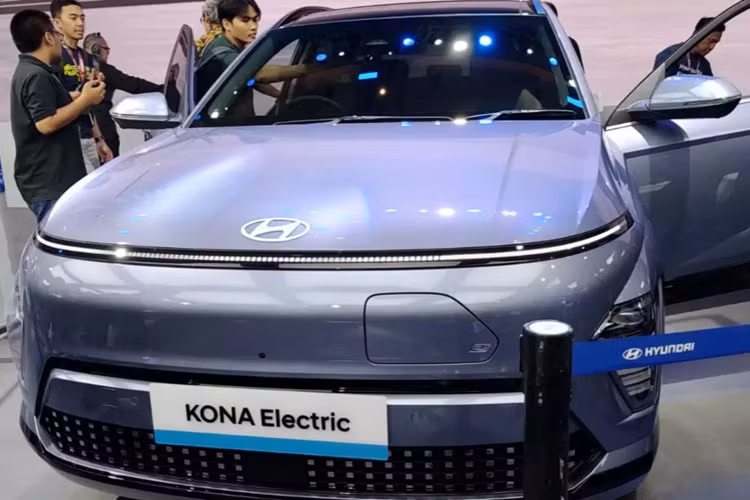 "Tại IIMS 2024, chúng tôi đã giới thiệu Kona Electric hoàn toàn mới. Mẫu xe mới nhất của Hyundai trong phân khúc SUV điện cỡ nhỏ sẽ có giá bán hợp túi tiền hơn", ông Fransiscus Soerjopranoto, Giám đốc vận hành của Hyundai Indonesia, phát biểu tại sự kiện.