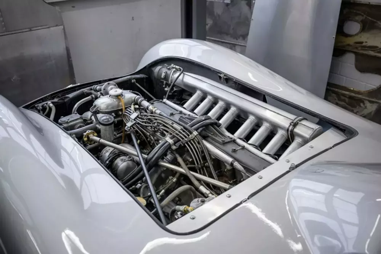 Tay đua người Anh này đủ điều kiện ở vị trí thứ hai sau Fangio và sau một khởi đầu mạnh mẽ, anh đã tụt xuống vị trí thứ 8 sau khi vào pit stop để thay kính chắn gió. Sau 27 vòng đua, chiếc xe đã phải dừng lại vì xi-lanh thứ năm bị hỏng.