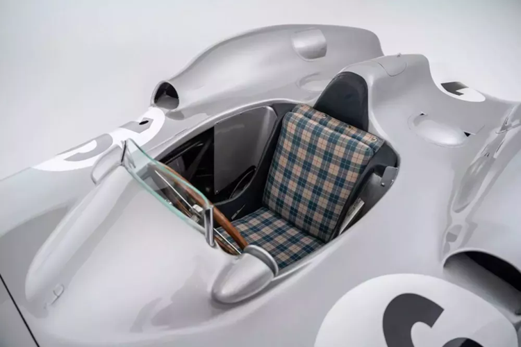 Chiếc W 196 R đặc biệt này, số khung 00009/54, đã ra mắt vào mùa giải năm 1955. Vào ngày 30 tháng 1 năm 1955, chiếc xe được Fangio lái trong Giải đua xe Công thức 1 Buenos Aires và giành chiến thắng. Chiếc xe cũng tham gia Giải đua xe Công thức 1 Ý cùng năm, nơi nó được Stirling Moss lái.