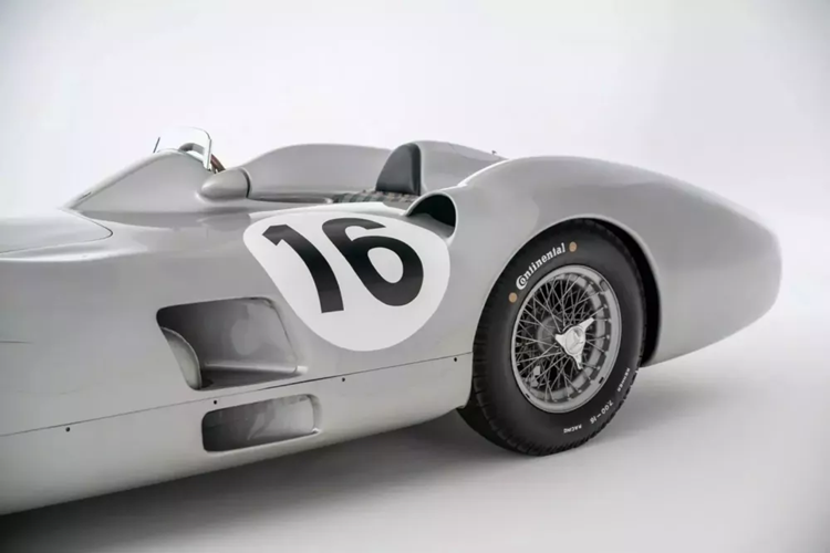 Được cung cấp bởi Bảo tàng Indianapolis Motor Speedway, đây là chiếc W 196 R đầu tiên được bán cho tư nhân. Nó sẽ không phá vỡ kỷ lục bán hàng mọi thời đại do Mercedes-Benz 300 SLR Uhlenhaut Coupe lập được với giá 143 triệu đô la, nhưng có lẽ sẽ là chiếc xe F1 đắt nhất từng được bán.