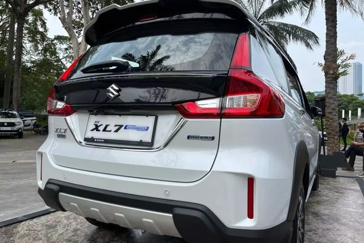 Giá xe Suzuki XL7 Hybrid tại Việt Nam vẫn chưa được hé lộ. Tuy nhiên, sẽ không bất ngờ nếu mẫu xe này tăng giá so với phiên bản cũ, tương tự công thức từng được áp dụng cho Suzuki Ertiga Hybrid. XL7 Hybrid tại Việt Nam sẽ tiếp tục được nhập khẩu nguyên chiếc từ Indonesia.