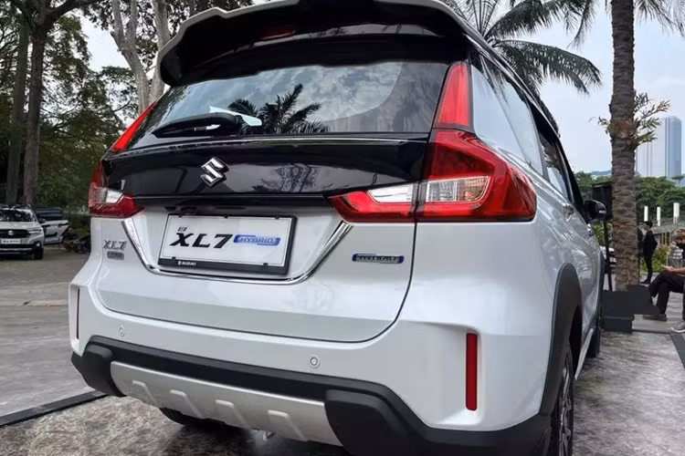 Giá xe Suzuki XL7 Hybrid tại Việt Nam vẫn chưa được hé lộ. Tuy nhiên, sẽ không bất ngờ nếu mẫu xe này tăng giá so với phiên bản cũ, tương tự công thức từng được áp dụng cho Suzuki Ertiga Hybrid. XL7 Hybrid tại Việt Nam sẽ tiếp tục được nhập khẩu nguyên chiếc từ Indonesia.