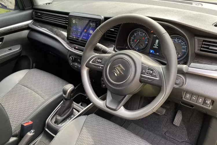 Bên trong Suzuki XL7 Hybrid 2024 sẽ tiếp tục là không gian nội thất 7 chỗ ngồi như cũ nhưng có thêm màu mới, ví dụ như xám phối đen. Thêm vào đó là những chi tiết ốp giả gỗ trên cụm điều khiển trung tâm.