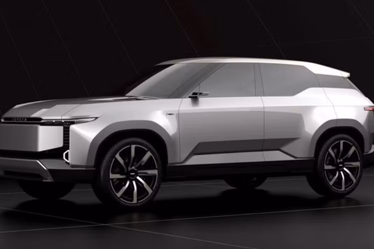 Phiên bản concept của Toyota Land Cruiser thuần điện được ra mắt lần đầu vào tháng 10 năm ngoái tại Triển lãm Ô tô Quốc tế Tokyo 2023. Tại thời điểm đó, Giám đốc marketting của Toyota Úc Sean Hanley nói rằng bản thành phẩm của mẫu xe trên sẽ xuất hiện "vào cuối thập kỷ này".