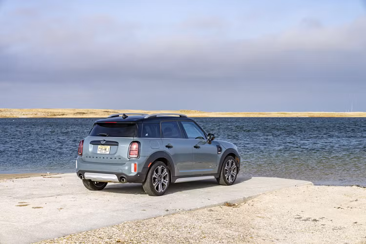 Đây là ý tưởng giúp khách hàng có thể hiểu hơn về tinh thần của xe, đồng thời cũng là background ấn tượng để chụp ảnh khi tham quan hệ thống showroom.