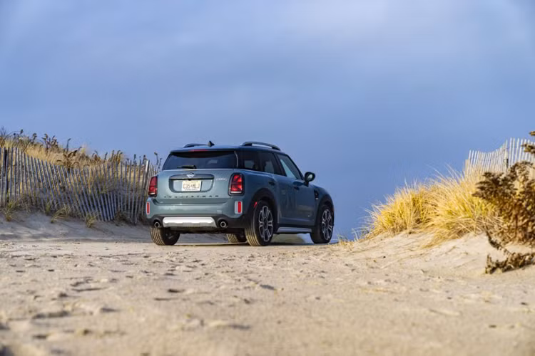 Countryman cũng là mẫu xe có khoang cabin rộng rãi nhất trong các mẫu xe nhà MINI. Nội thất của mẫu xe này kết hợp giữa sự sang trọng, tính linh hoạt và đa dụng. MINI Countryman được bố trí không gian phía sau với ba chỗ ngồi cho hành khách theo tỷ lệ 40: 20: 40