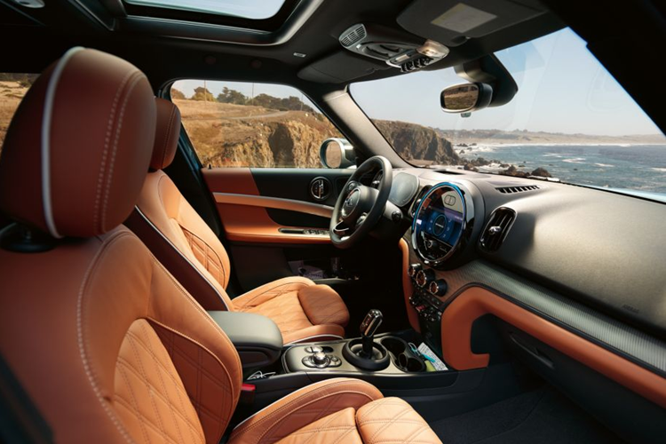 Đèn hậu LED được thiết kế đồ họa lá cờ Anh Quốc - Union Jack, giúp tăng tính thẩm mỹ và khả năng nhận diện. MINI cũng cung cấp nhiều tùy chọn về màu sắc để khách hàng yêu thích MINI Countryman dễ dàng lựa chọn và cá nhân hoá mẫu xe theo ý thích của mình.