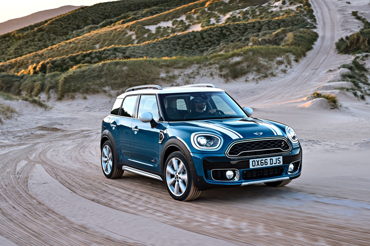 Phiên bản này có giá bán chỉ từ 1,899 tỷ đồng, mức giá tốt nhất của MINI Countryman trên thị trường hiện nay. Ở phiên bản MINI Countryman Cooper S 2.0L: sử dụng khối động cơ 2.0L I4 TwinPower Turbo, sản sinh công suất tối đa 192 PS, mô-men xoắn cực đại đạt 280 Nm cùng hộp số 7 cấp ly hợp kép, cho khả năng sang số nhanh và chính xác.