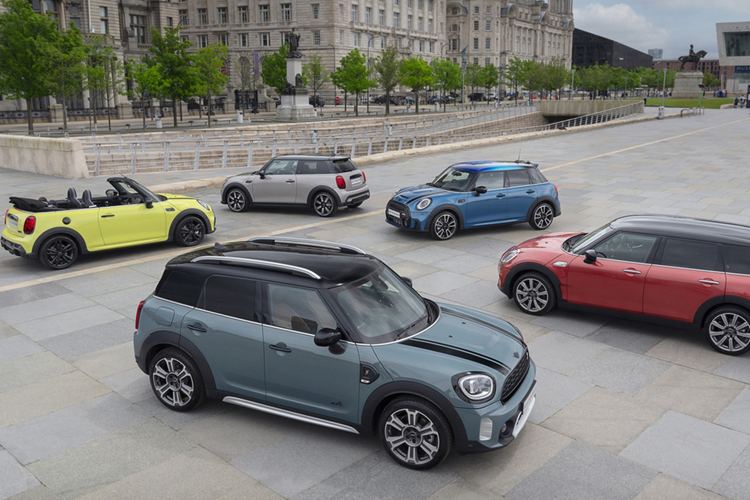 Ở phiên bản MINI Countryman Cooper 1.5L, xe cho công suất 136 PS, mô-men xoắn cực đại đạt 220 Nm, kết hợp cùng hộp số 7 cấp Steptronic cho khả năng sang số vô cùng mượt mà. MINI Countryman Cooper 1.5L phù hợp di chuyển trong đô thị bởi sự linh hoạt và khả năng tiết kiệm xăng tối ưu.